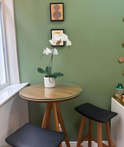 a small table with a plant and two stools at Apto Luxuoso, 50 Mts da Praia em Copacabana para 6 in Rio de Janeiro