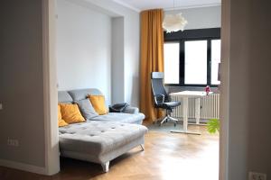 un soggiorno con divano e sedia di Your Deluxe Home in Bucharest center a Bucarest