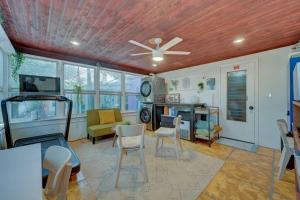 a living room with a ceiling fan and a table and chairs at Garden Beach studio @The Island in Deerfield Beach