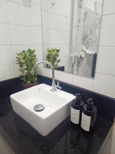 lavabo con 2 botellas en la encimera en Lapa fácil mobilidade no Rio ap 2 quartos, en Río de Janeiro