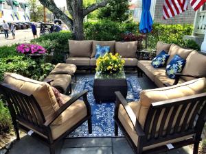 un patio con 2 sillas, un sofá y una mesa en Prince Albert Guest House, Provincetown en Provincetown