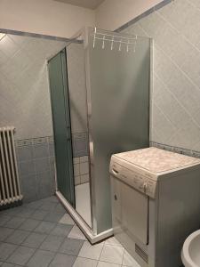 La salle de bains est pourvue d'une douche et d'un lave-linge. dans l'établissement Ares House, à Torri di Quartesolo