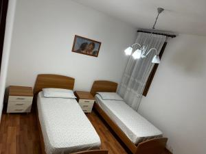 Cette chambre comprend 2 lits jumeaux et une fenêtre. dans l'établissement Ares House, à Torri di Quartesolo
