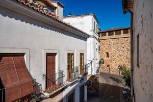 an alley in an old town with buildings at Apartamentos Turísticos Cáceres " CENTRO HISTÓRICO " in Cáceres