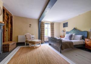 1 dormitorio con 1 cama y 1 silla en Church Farm en Halesworth