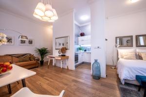 Posteľ alebo postele v izbe v ubytovaní Modern Downtown APT - renovated, on ideal location