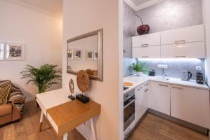 Kuchyňa alebo kuchynka v ubytovaní Modern Downtown APT - renovated, on ideal location