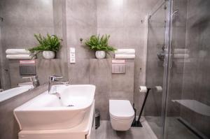 Kúpeľňa v ubytovaní Modern Downtown APT - renovated, on ideal location