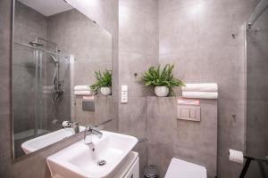 Kúpeľňa v ubytovaní Modern Downtown APT - renovated, on ideal location