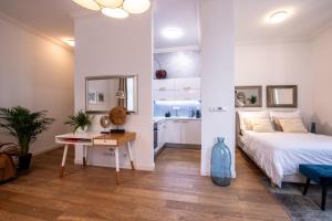 Posteľ alebo postele v izbe v ubytovaní Modern Downtown APT - renovated, on ideal location