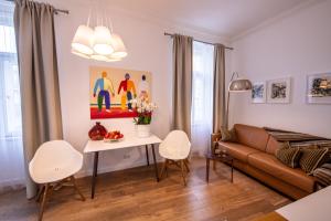 Posedenie v ubytovaní Modern Downtown APT - renovated, on ideal location