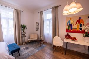 Posedenie v ubytovaní Modern Downtown APT - renovated, on ideal location