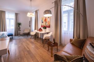 salon z kanapą i stołem w obiekcie Modern Downtown APT - renovated, on ideal location w Pradze
