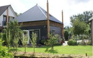 una casa con tetto di gambero di Vakantiehuis de Hooiberg a Berkenwoude