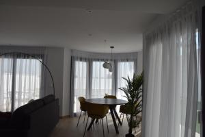 Χώρος καθιστικού στο PANORAMISCH modern vakantiehuis in Finestrat bij Benidorm met 3 slaapkamers, gelegen op de 1ste lijn met privézwembad en omheinde privétuin, zicht op zee, de bergen met 'Kilómetro Vertical del Puig Campana' en op de skyline van Benidorm City en Finestrat