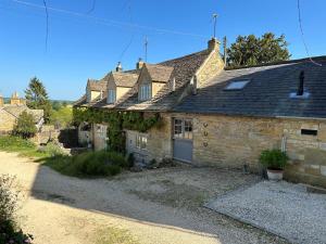 an old stone house with a driveway at 1 Bed in Longborough 52674 in Longborough