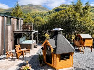 a small dog house with a roof on a patio at 3 Bed in Kinlochleven 87130 in Kinlochleven