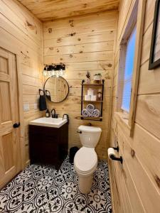 baño de madera con aseo y lavamanos en Brook Haven Retreat - Minutes to Mt Snow / Stratton, Pet Friendly!, en Wardsboro