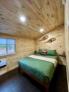 1 dormitorio con 1 cama en una cabaña de madera en Brook Haven Retreat - Minutes to Mt Snow / Stratton, Pet Friendly!, en Wardsboro