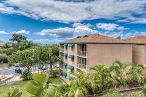 uma vista exterior de um hotel com palmeiras em Maui Vista 2-301 - Modern and Bright Renovation em Kihei