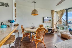 uma cozinha e sala de jantar com mesa e cadeiras em Maui Vista 2-301 - Modern and Bright Renovation em Kihei