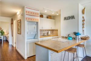 uma cozinha com armários brancos e uma bancada em Maui Vista 2-301 - Modern and Bright Renovation em Kihei