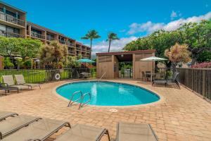 uma piscina com cadeiras e guarda-sóis num resort em Maui Vista 2-301 - Modern and Bright Renovation em Kihei