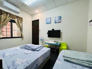 um quarto com 2 camas e uma secretária com um computador em Hello em Fang-liao