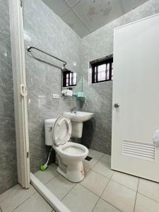 uma casa de banho com um WC e um lavatório em Hello em Fang-liao
