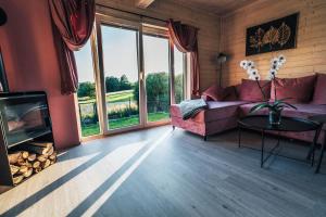 un salon avec un canapé et une cheminée dans l'établissement Ostoja pod Osówką Dom Cisza, à Sierpnica