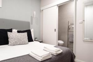 a bedroom with a bed with towels on it at Bella Gaia - Alojamento Local in Vila Nova de Gaia