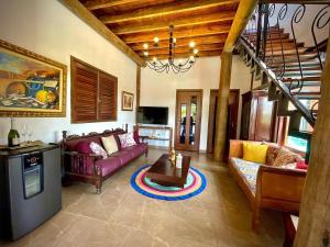 uma sala de estar com um sofá e uma mesa em Rancho Fiori di Mari - Lago Corumbá IV em Alexânia