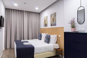 Habitación de hotel con cama y vestidor en Bella Gaia - Alojamento Local, en Vila Nova de Gaia