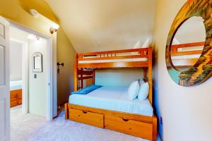 Bunk bed o mga bunk bed sa kuwarto sa Cozy Mountain Getaway
