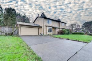 een huis met een garage en een grasveld bij Hillsboro Home with Fire Pit about 15 Mi to Portland! in Hillsboro