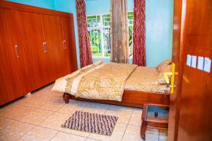 1 dormitorio con cama y ventana en PEACE Homes, en Kigali