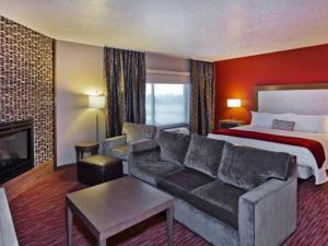 um quarto de hotel com um sofá e uma cama em Shoshone Rose Casino & Hotel em Lander