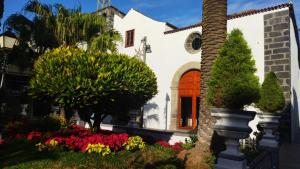 una casa con dei fiori davanti di casa mo Tenerife a Garachico