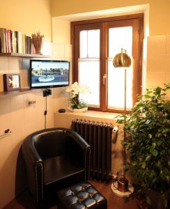 TV a/nebo společenská místnost v ubytování Villa Lucini 1886 "La Dolcevita" Cottage 2, close to Lake Como and Milan