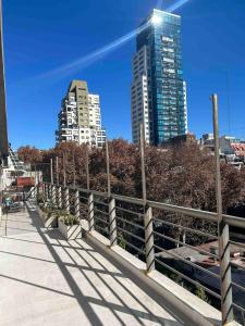 un puente en una ciudad con edificios altos en Thames Suite Plaza Italia en Buenos Aires