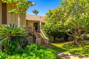 una casa con escaleras que conducen a la puerta principal en Ke Nani Kai, en Maunaloa