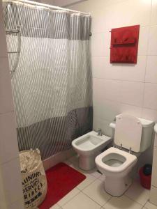 uma casa de banho com um WC e um chuveiro em Thames Suite Plaza Italia em Buenos Aires