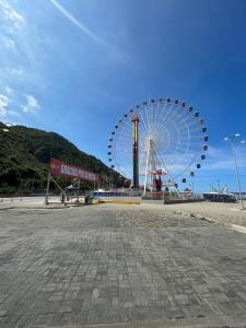 une grande roue ferris dans un parking dans l'établissement Hotel Vip La Guaira, à Macuto