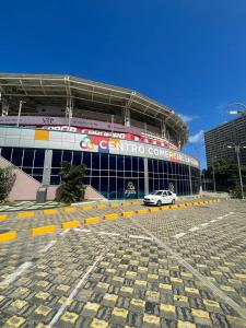 um carro está estacionado em frente a um estádio em Hotel Vip La Guaira em Macuto