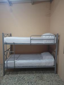 Двухъярусная кровать или двухъярусные кровати в номере Hospedaje San Antonio,Danli