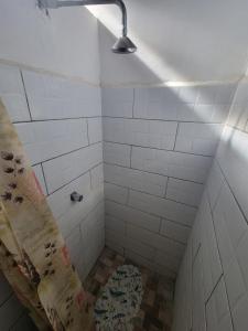 Hospedaje San Antonio,Danli في Danlí: حمام مع دش مع ستارة دش