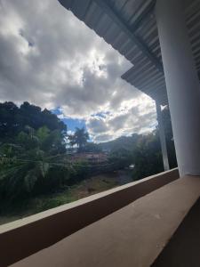 Aussicht aus dem Fenster des Hauses mit Aussicht in der Unterkunft Hospedaje San Antonio,Danli in Danlí