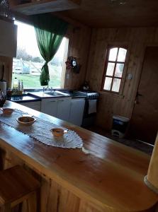 cocina con encimera de madera en una habitación en Cabañas Amanecer, en Riñinahue