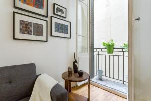 a living room with a couch and a table at République - meublé calme sur la presqu'île in Lyon