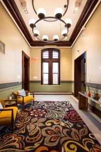 een grote lobby met een groot tapijt en een kroonluchter bij The Richardson Hotel in Buffalo